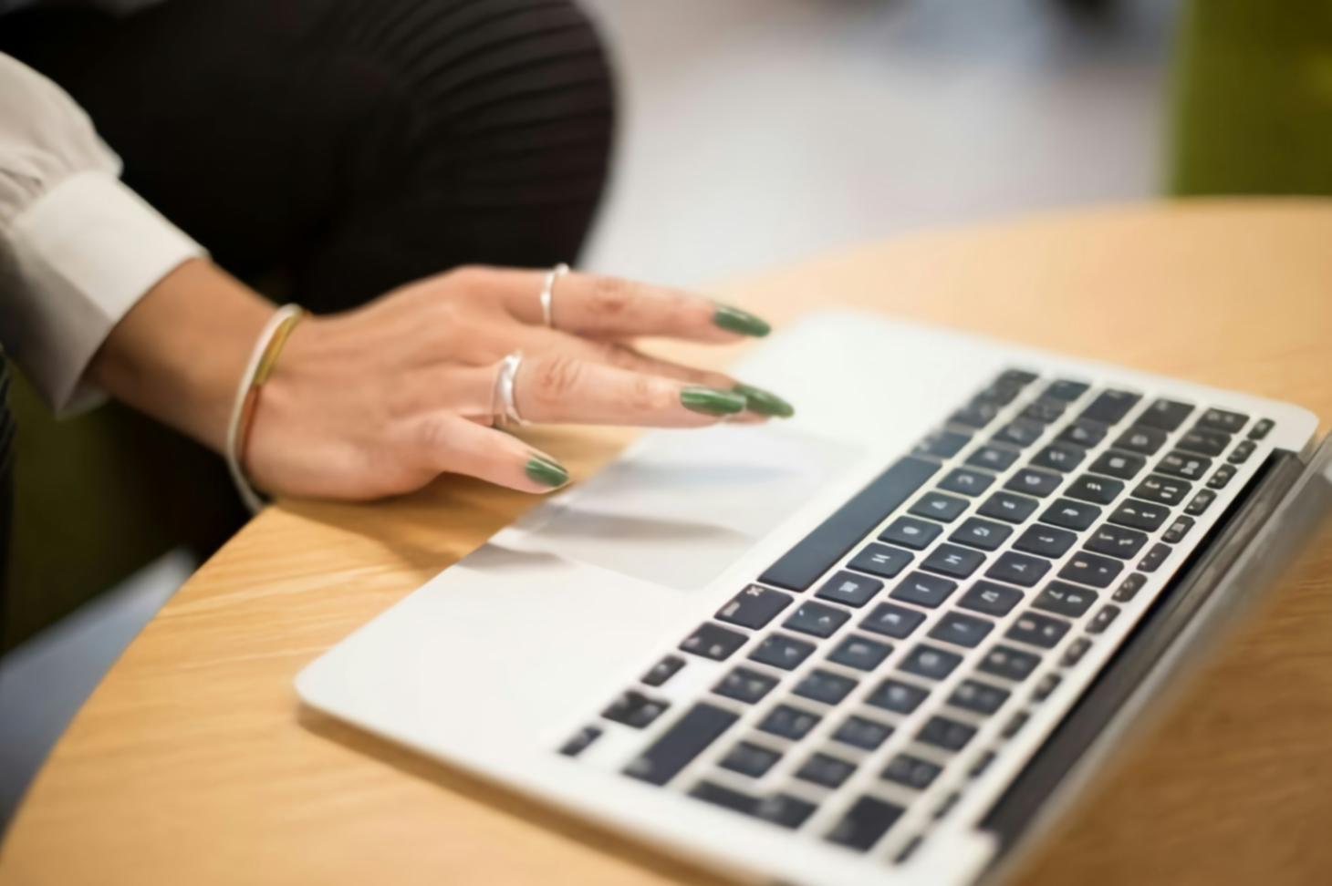 Minimalistischer Arbeitsplatz mit Finanzunterlagen